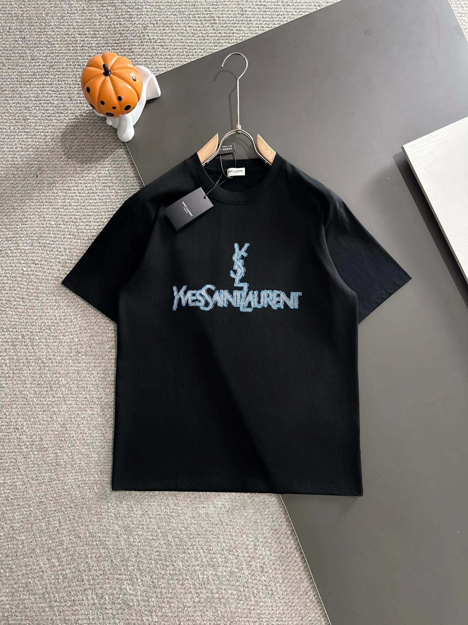 SAINTLAURENT Yves Saint Laurent* 2꯭0꯭2꯭5 new spring and summer models ❤️ P230 original ⌚️ high version Saint Laurent ysl The fabric is made of 280 grams of high-density pure cotton, does not deform and does not shrink. Process introduction: double-thread movement, the front panel is printed with a double bottom + imported Behringer movement embroidery, full of three-dimensionality Color: black SIZE: S-XXL